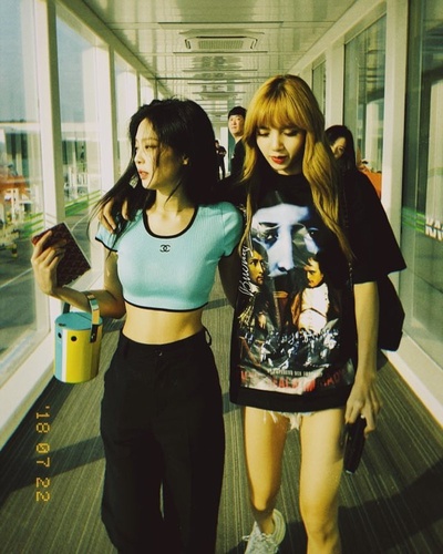 Black Pink成员JENNIE的的INS图片-(2018-07-23 12:29:27)feat. jisoo kim