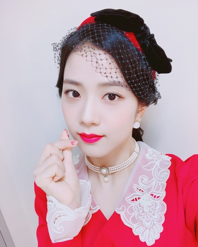 black pink成员JISOO的的INS图片-(2018-08-25 11:39:20)나 누구게? 
#오늘#놀라운토요일#본방사수#❤️ #jisoo#rosé