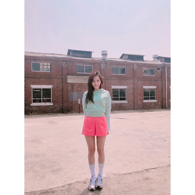 black pink成员JISOO的的INS图片-(2018-06-21 17:56:56)#ADIDAS#JISOO

요즘 날씨 짱