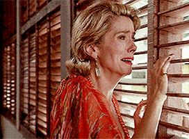 每日GIF(2020-08-11)的gif-Sad Catherine Deneuve GIF