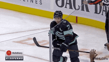 每日GIF(2021-11-28)的gif-Happy Jordan Eberle GIF by NHL